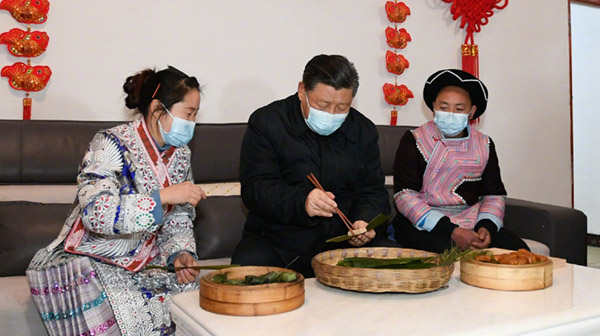 习近平同苗族村民包黄粑迎新春