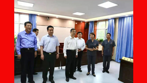 周强在新疆调研