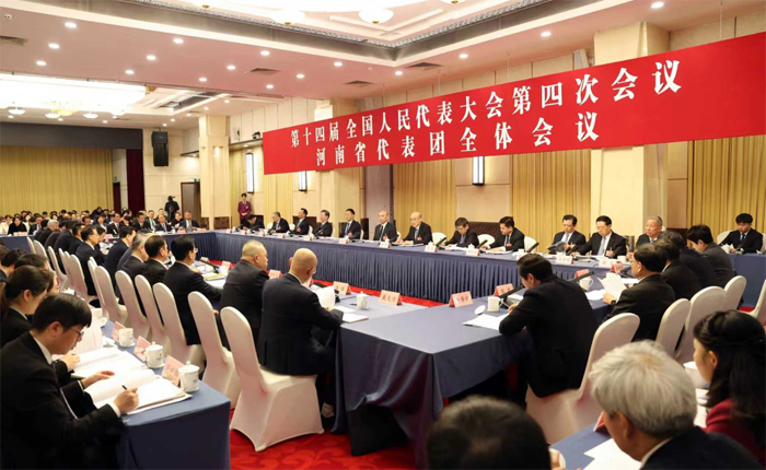 彰显制度优势，坚定制度自信