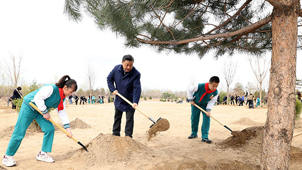 习近平参加首都义务植树活动