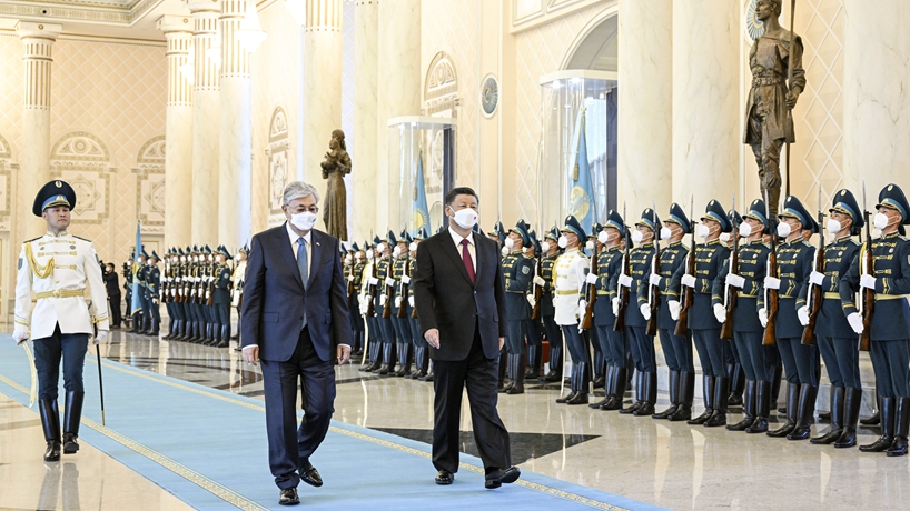 习近平出席哈萨克斯坦总统托卡耶夫举行的欢迎仪式