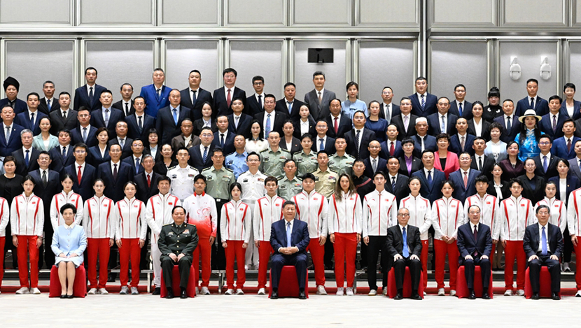 习近平接见全国群众体育先进单位、先进个人代表和全国体育系统先...