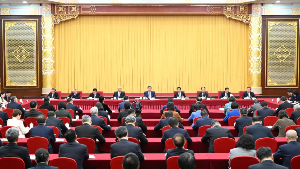 习近平看望全国政协委员