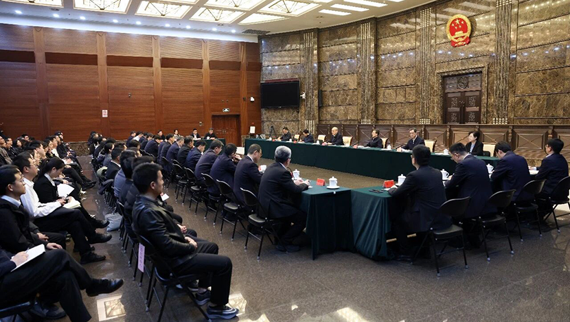 最高法领导看望法院系统全国两会服务保障工作人员 张军强调 接受...