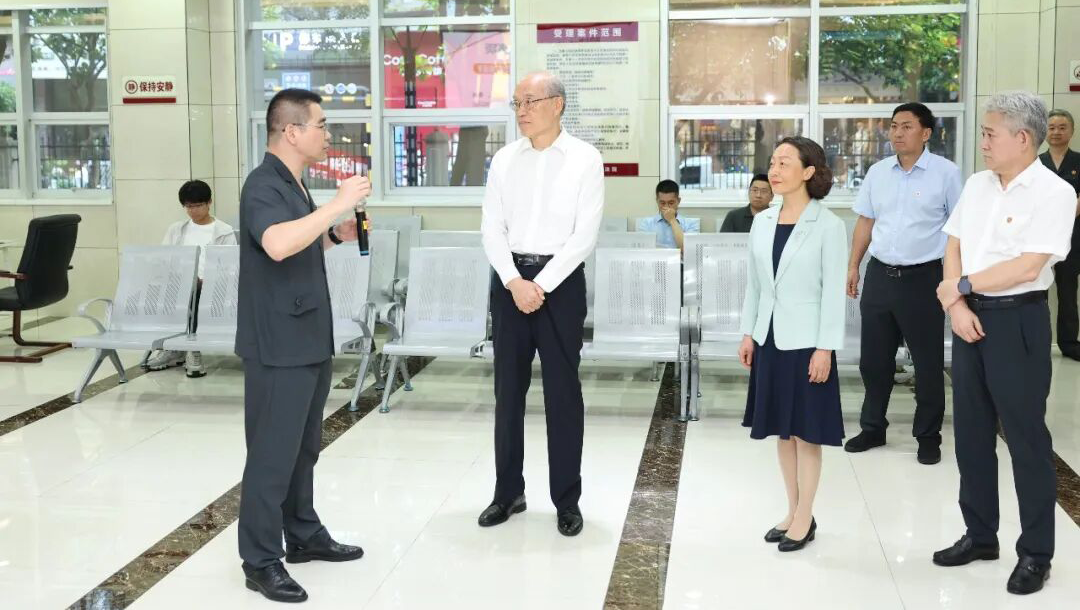 “‘一把手’能提出这样的问题，说明把身子扑下去了！”  ——最...