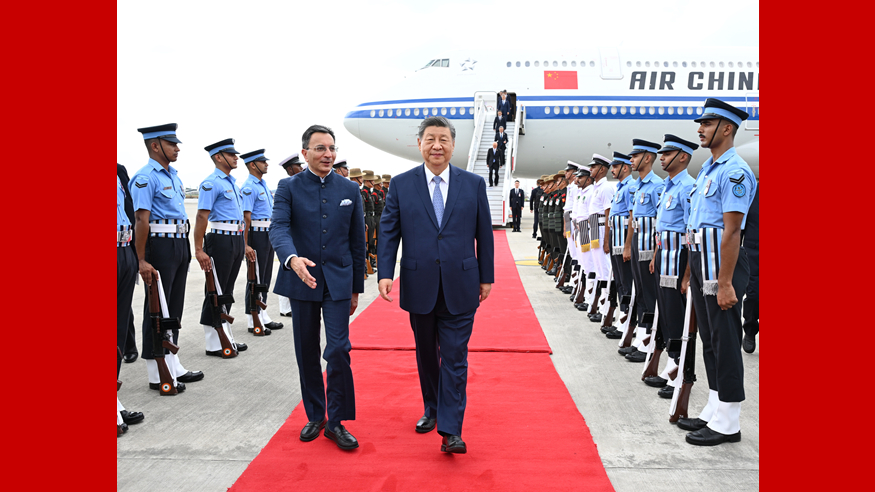 习近平抵达新德里出席金砖国家领导人第十八次会晤