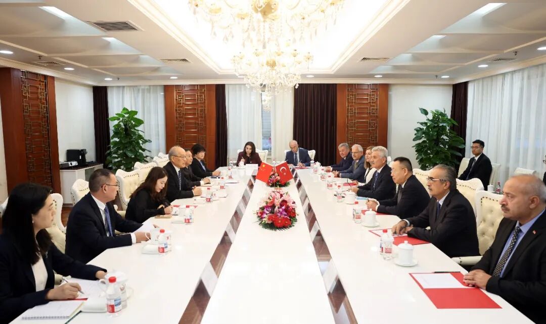 张军会见土耳其最高行政法院院长泽基·伊伊特